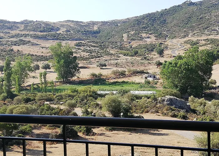 Efthea Valley 公寓 *